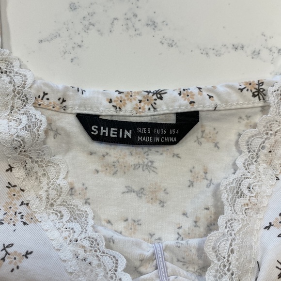 ❗2/$10❗Lace Panel Ditsy Floral Ruched Cami Top - Picture 4 of 8